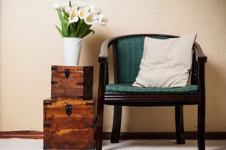 Këtu shikojmë çdo lloj dhe ndajmë idetë e dekorimit të karrigeve të dhomës së ndenjes për të përforcuar stilin tuaj.